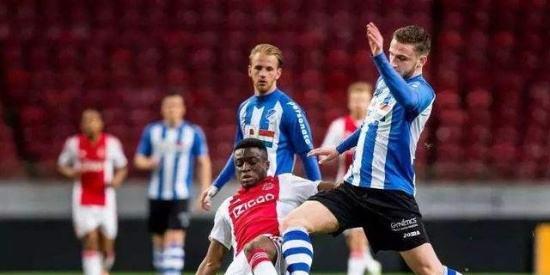 动正逐步迈 动正逐步迈